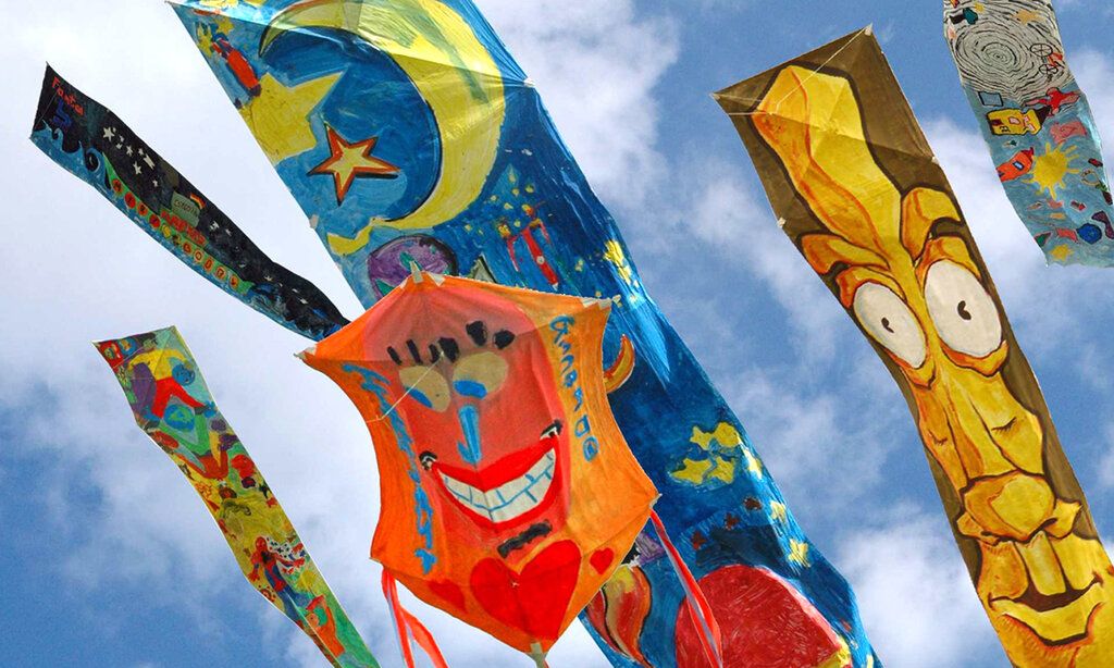 Bunten Drachen fliegen am Himmel herum