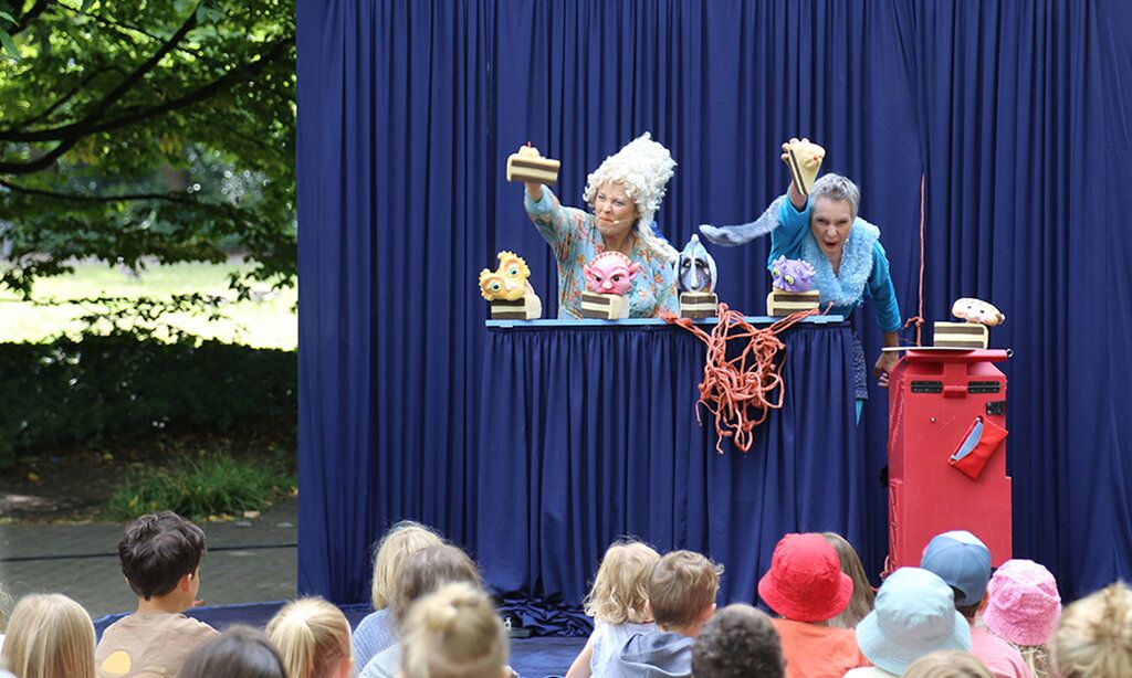 Auftritt einer Theatergruppe beim Akki Sommertheater