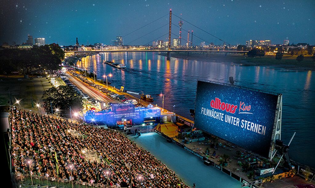 alltours Open Air Kino, bei Nacht, im Hintergrund Rhein, Oberkassler Brücke, Düsseldorfer Skyline