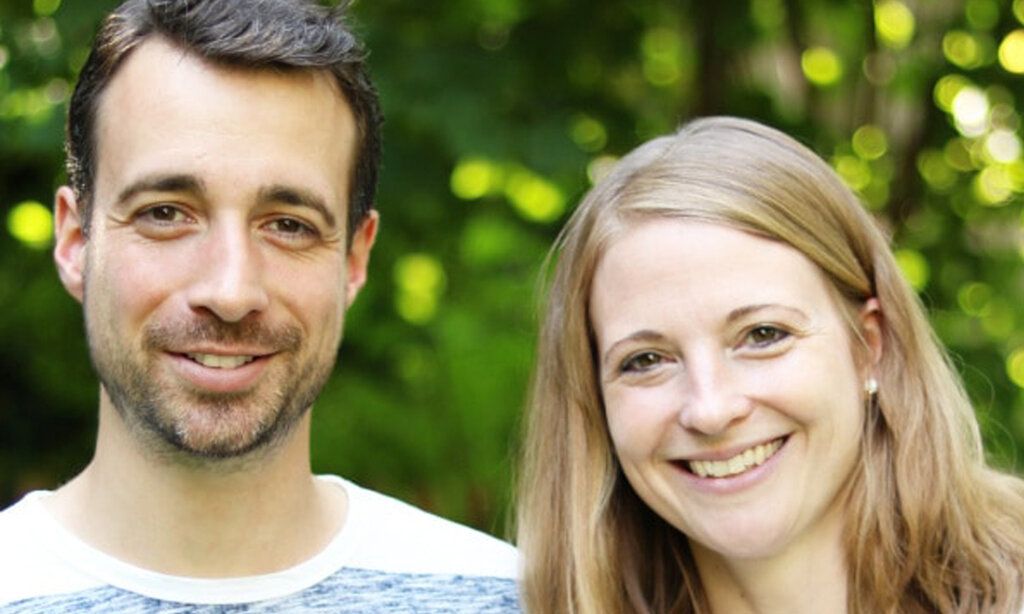 Philipp und Andrea Bettinger lächeln in die Kamera, im Hintergrund Gebüsch