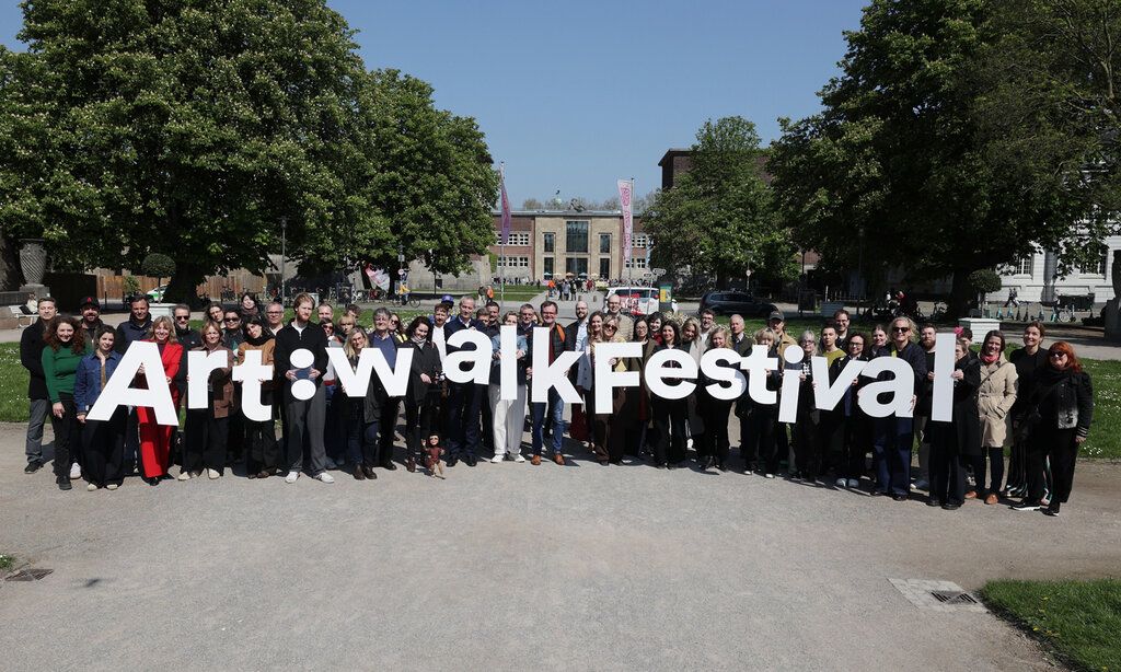 Über 70 Museen, Theaterbühnen und weitere Kulturorte öffnen zum  ersten Art:walk Festival am 13. und 14. Juni 2026 ihre Türen: Gruppenfoto mit  Kulturamtsleiterin Angélique Tracik (1. Reihe, 2. v. l.) und Teilnehmenden des Festivals