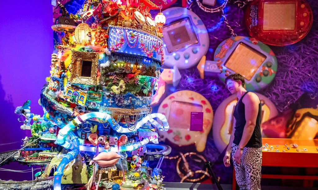 Große Installation bei der Asia Pop Ausstellung im NRW Forum