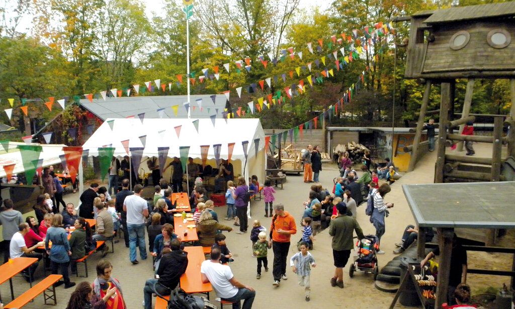 ASP Eller von oben fotografiert, viele Besucher:innen, Fähnchen hängen über dem Gelände, Spielgeräte und Pavillons sind aufgebaut