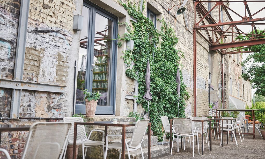 Industrie-Romantik in der ehemaligen Glasfabrik Glas Lennarz, Tische und Stühle