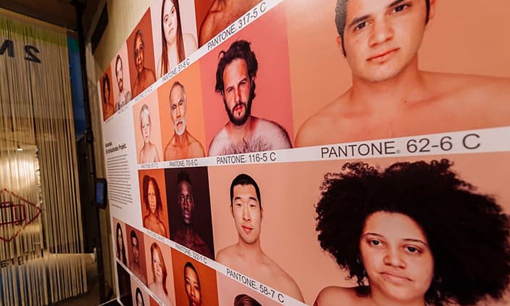 Ausstellung über Migration im Neanderthal Museum, verschiedene Porträts in Verbindung mit Pantonefarbbezeichnungen