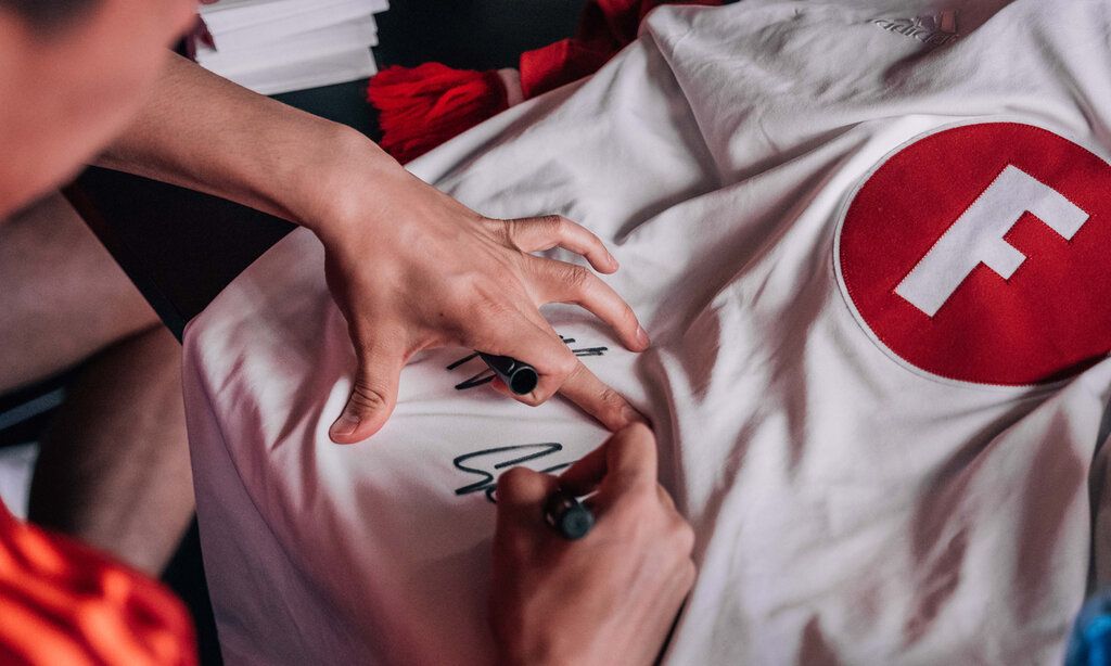 Detailansicht, Fortuna-Profi signiert ein Fortunatrikot