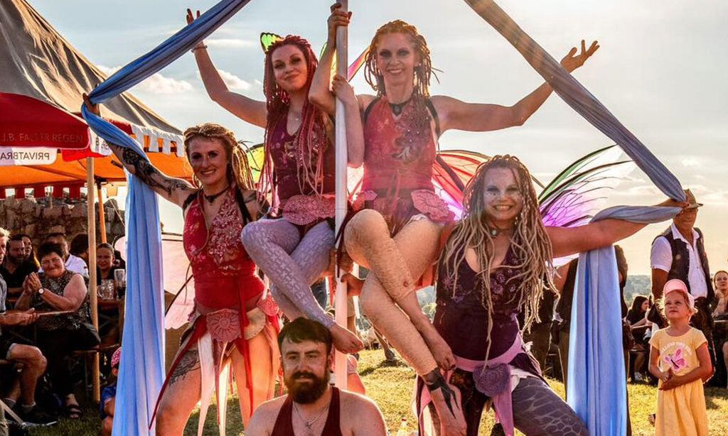 Auftritt des Avalon Luftfeen Zirkus