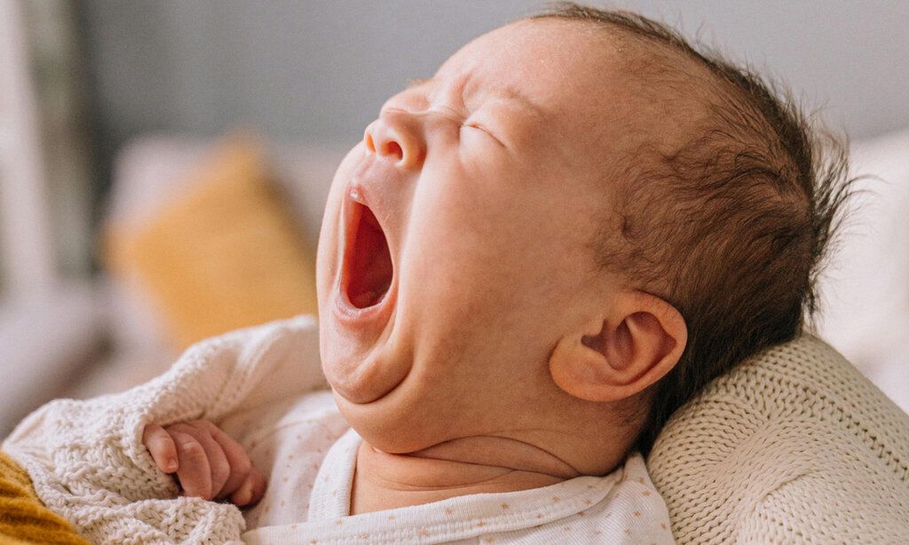 Baby gähnt