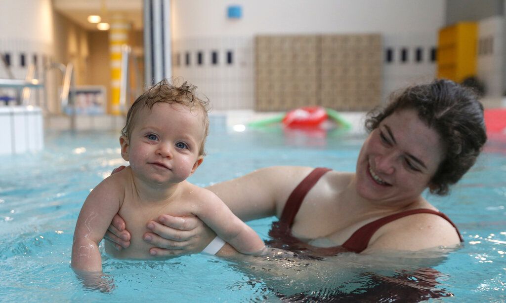 Mutter mit Baby im Schwimmbad
