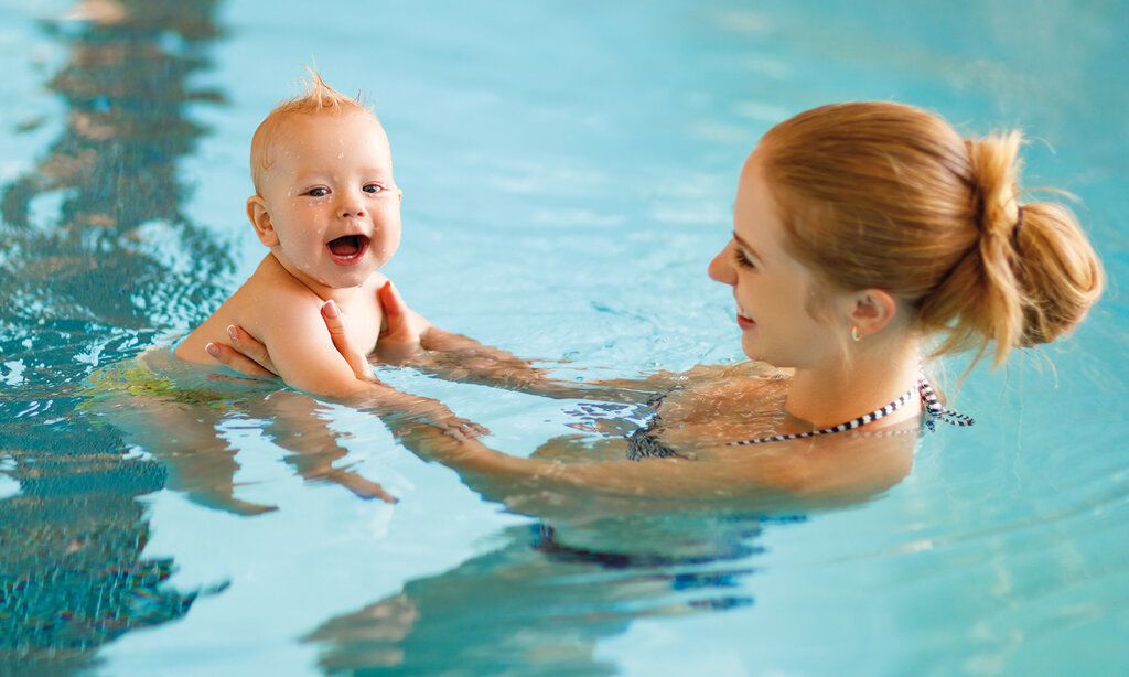Mutter mit Baby im Schwimmbecken