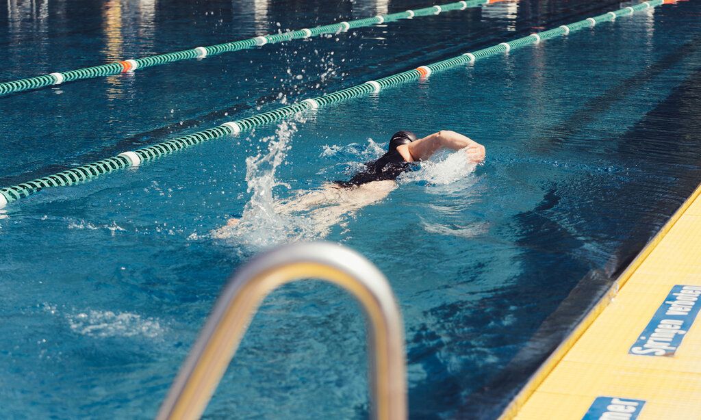Schwimmbecken mit Schwimmer im Badehaus Benrath