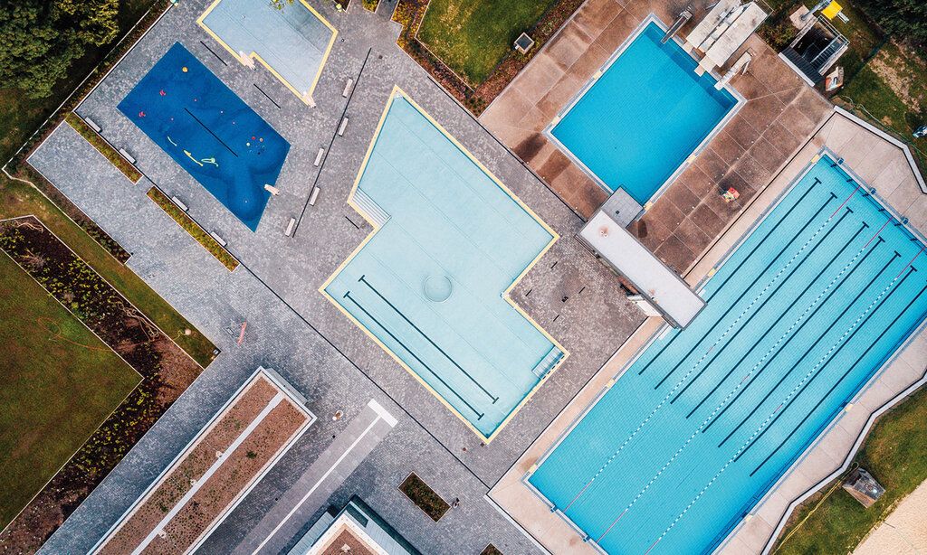 Die Becken des Allwetterbades in Flingern von oben fotografiert