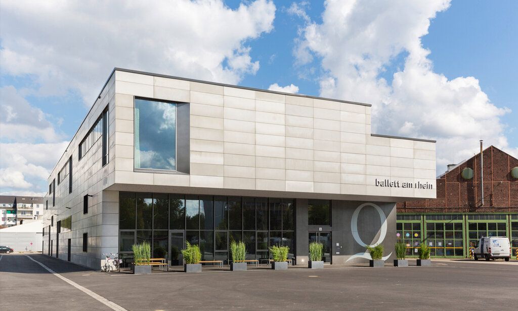 Das Ballettprobenhaus von außen, im Hintergrund altes Straßenbahndepot