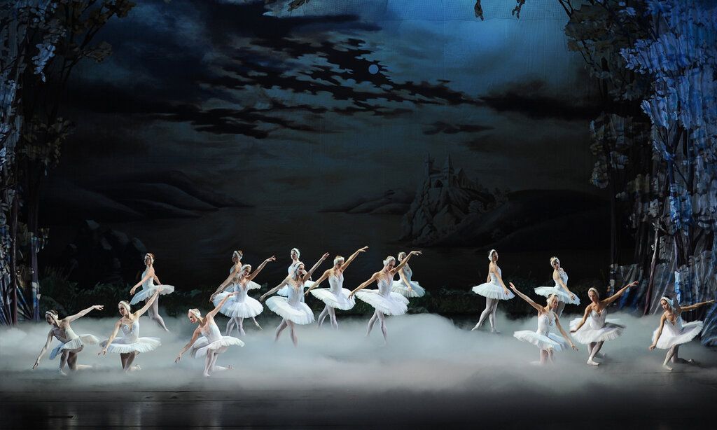 Balletttänzerinnen auf der Bühne, im Hintergrund Wasser-Projektion