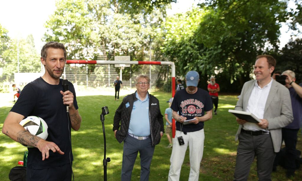 OB Dr. Stephan Keller und Ex-Nationalspieler Stefan Kießling eröffnen Ballspielfläche an der Volmerswerther Straße
