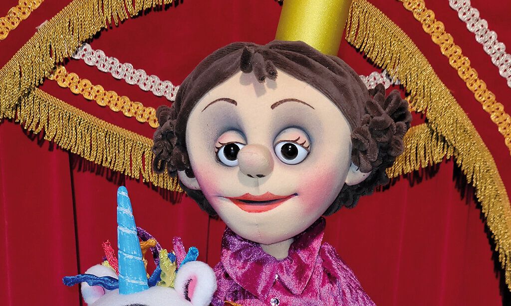 Prinzessinnenfigur vor rotem Vorhang