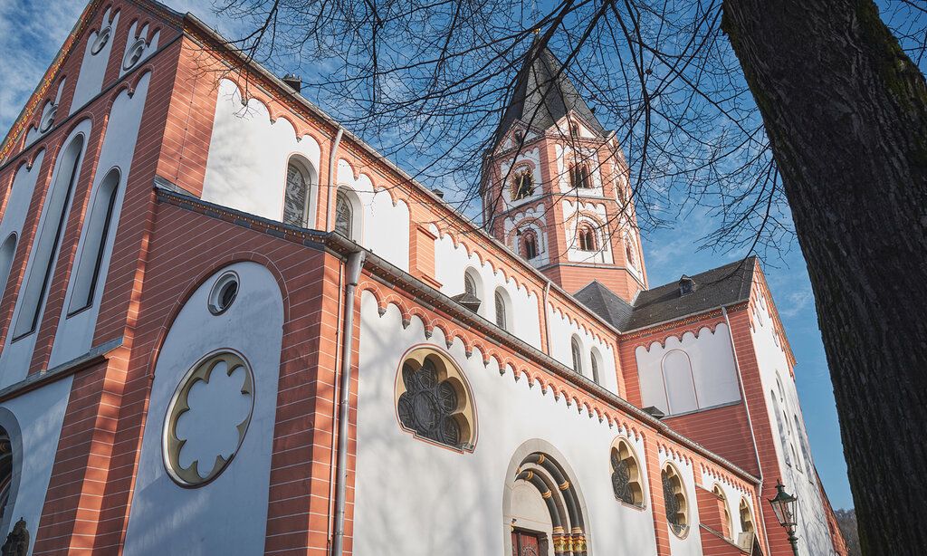 Außenansicht der Basilika St. Margareta von unten nach oben fotografiert