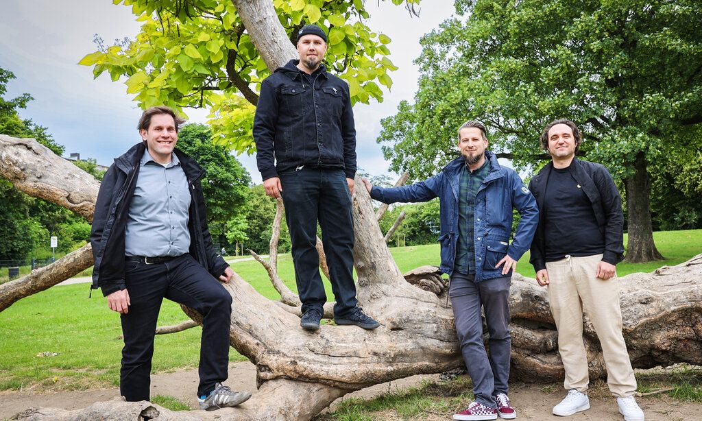 Eröffneten den neuen Baumlernpfad im Zoopark (v.l.): Bezirksbürgermeister Philipp Schlee, Lars Uebel (Gartenamt), Mattis Ricken (Abteilungsleiter Gartenamt) und Phil Pstrong (Gartenamt)