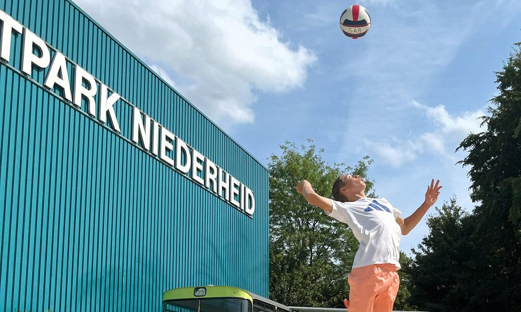 Junger Mann spielt Volleyball