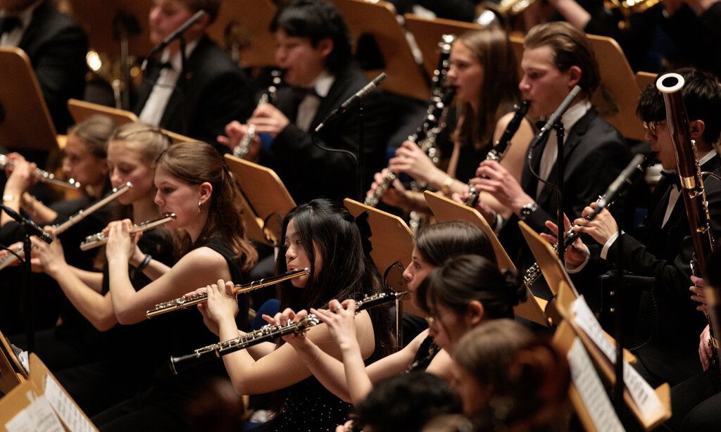 Orchester-Musiker spielen zusammen in der Tonhalle