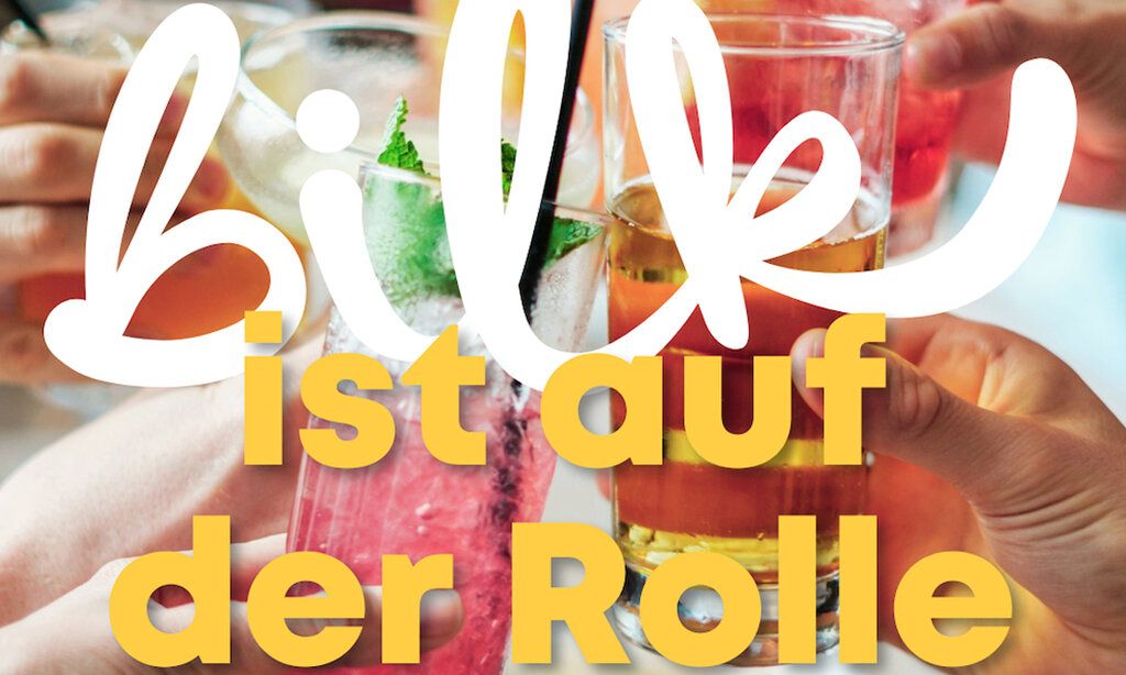 Visual Bilk ist auf der Rolle: Schriftzug, im Hintergrund Hände mit Getränken, die sich zuprosten