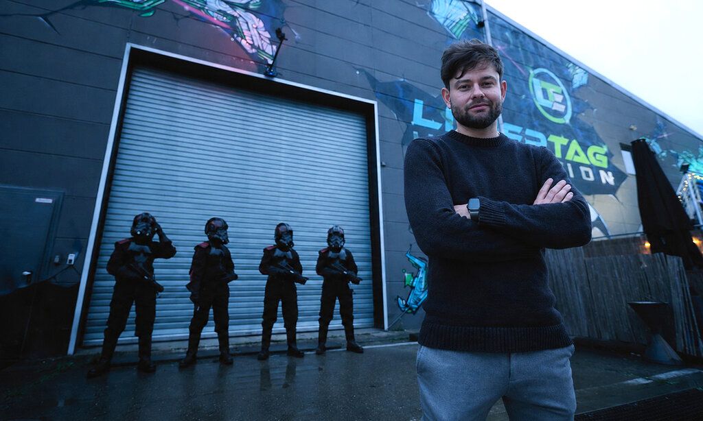Christoph Bösener mit Star Wars-Kriegern vor der LaserTag Evolution-Halle