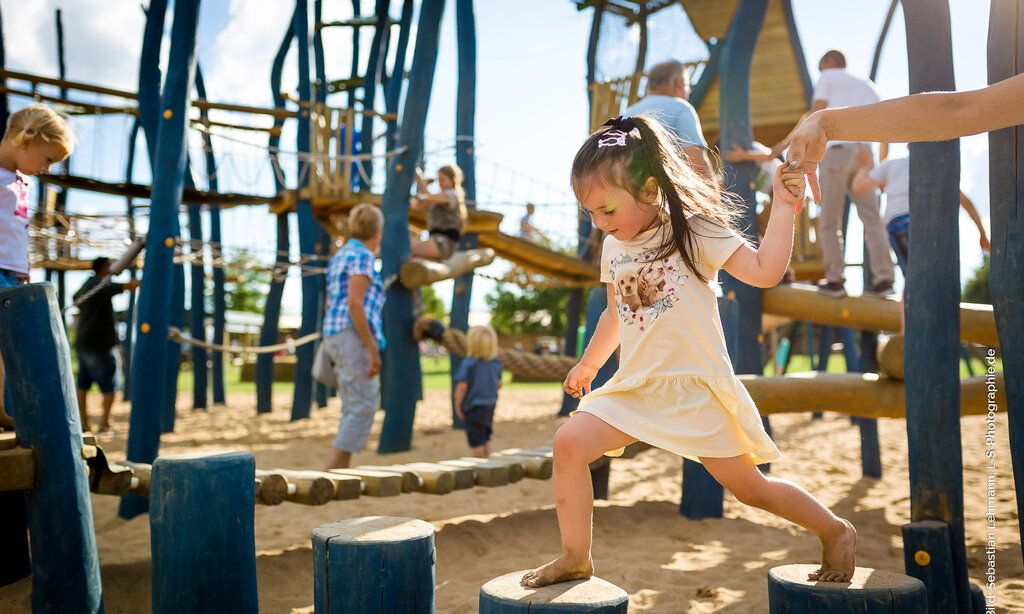 Kinder spielen auf den Klettergerüsten auf dem Bubenheier Spieleland