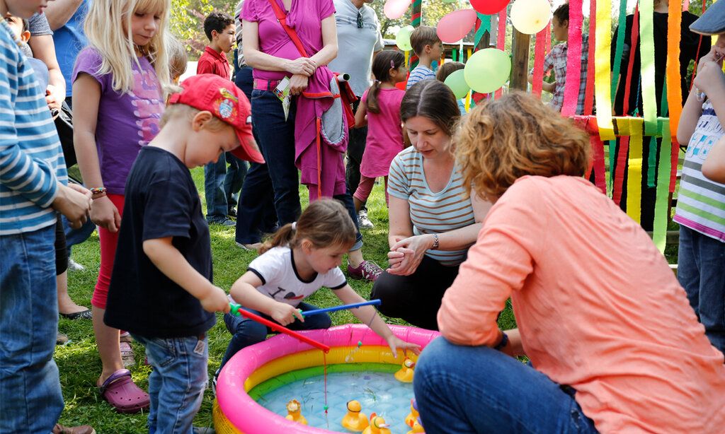 Kinder und Eltern beim Entenangeln im Planschbecken