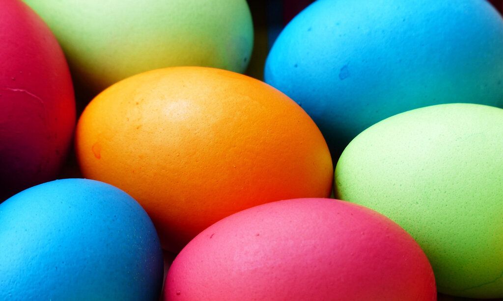 Nahaufnahme von bunten Ostereiern