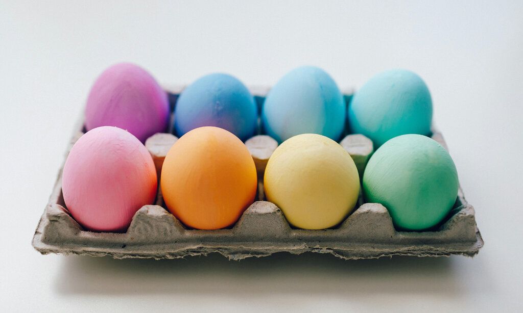 Bunte Eier im Eierkarton