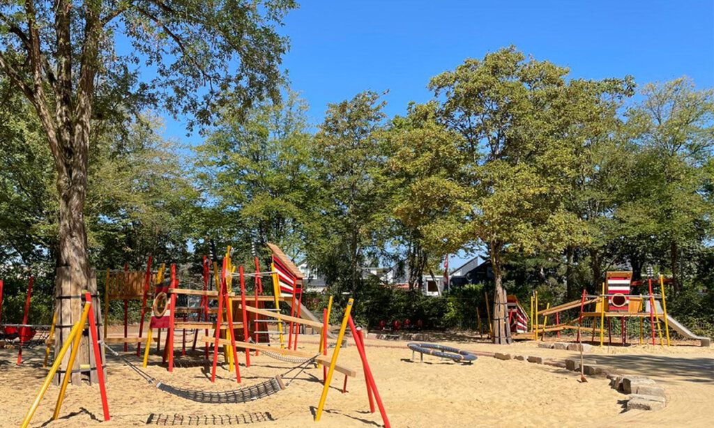 Neu gestalteter Buntspechtspielplatz in Düsseldorf Garath