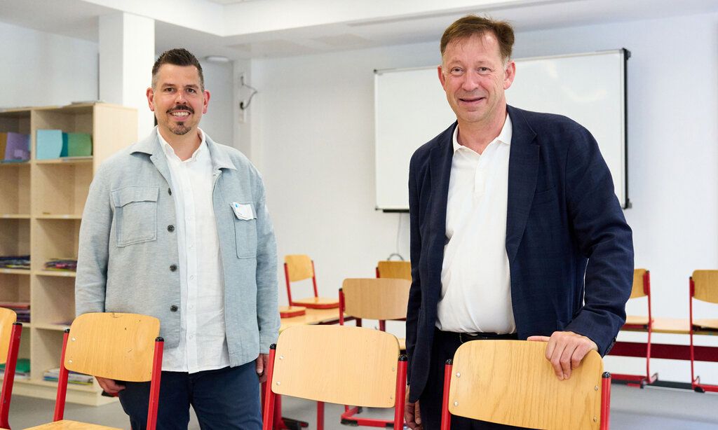 Stadtdirektor Burkhard Hintzsche (r.) mit Thomas Schwindowski, stellvertretender Leiter des Amtes für Schule und Bildung, bei der  jährlichen Schulbautour.