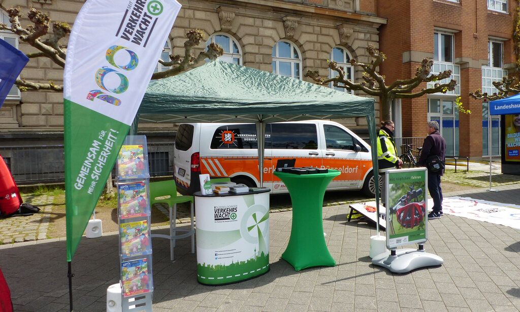 Stand der Cargobike Roadshow auf der Düsseldorfer Rheinpromenade