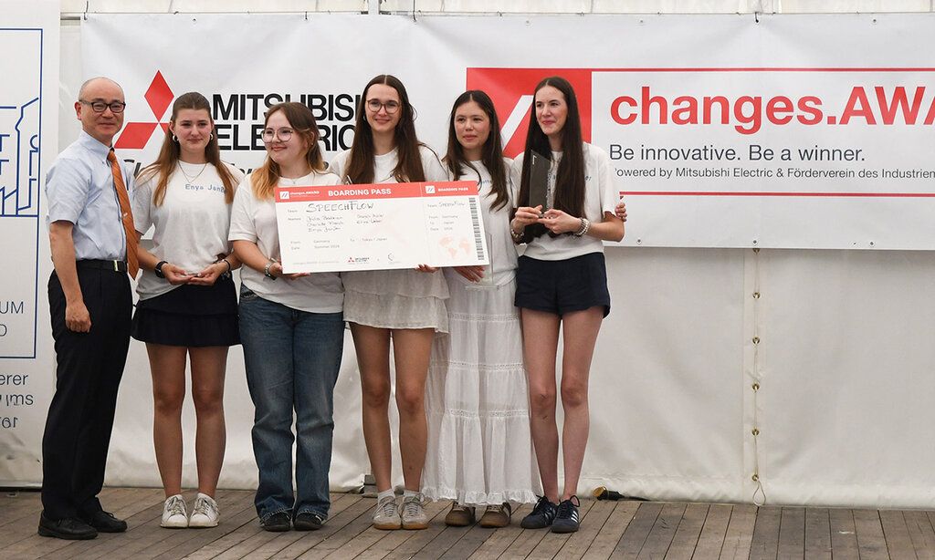 Preisübergabe an das Gewinnerteam durch Yoshitaka Tsunoda, japanischer Generalkonsul in Düsseldorf