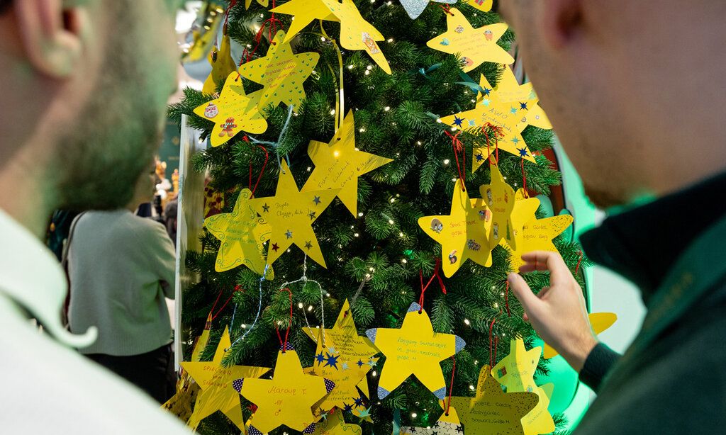 Charity-Wald-Baum mit Wunschzetteln bei Galeria Düsseldorf