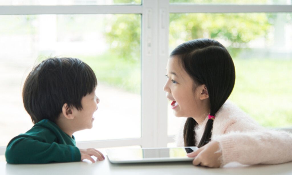 Kinder sprechen miteinander