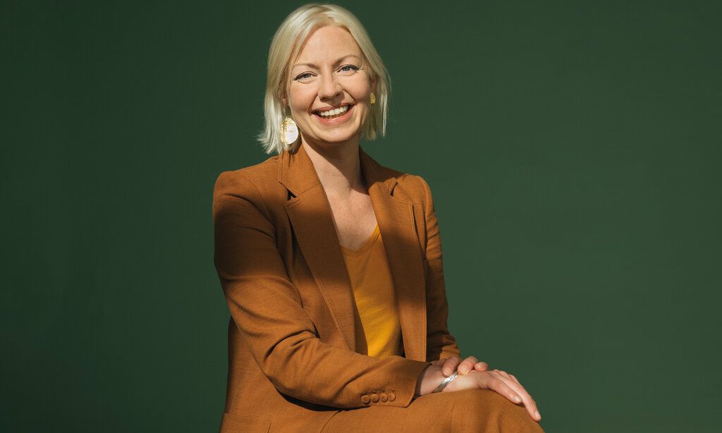 Porträt von Clara Gerlach, Hintergrund dunlegrün