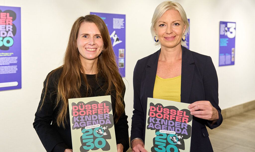 Clara Gerlach und Stephanie Widholm präsentieren Flyer der Düsseldorfer Kinderagenda 2030
