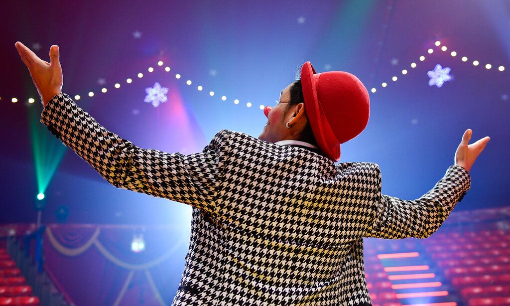 Clown von hinten in der Manege