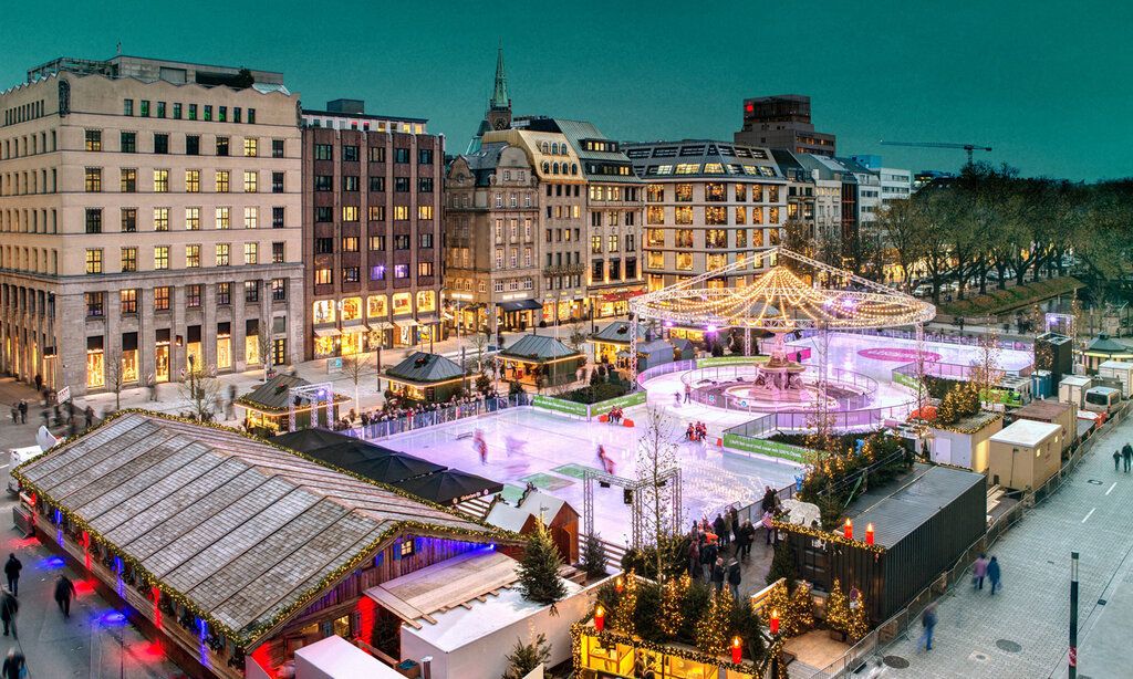 Corneliusplatz mit Eisbahn und DEG-Winterwelt von oben in der Dämmerung