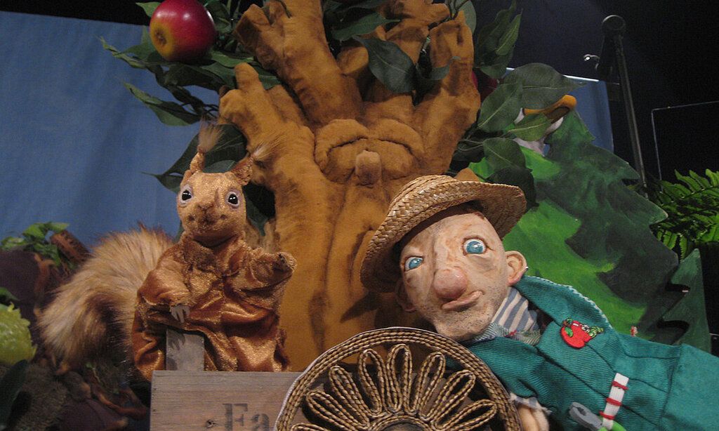 Die Puppenbühne Bauchribbeln mit dem Stück „Der kleine Bäumling“.