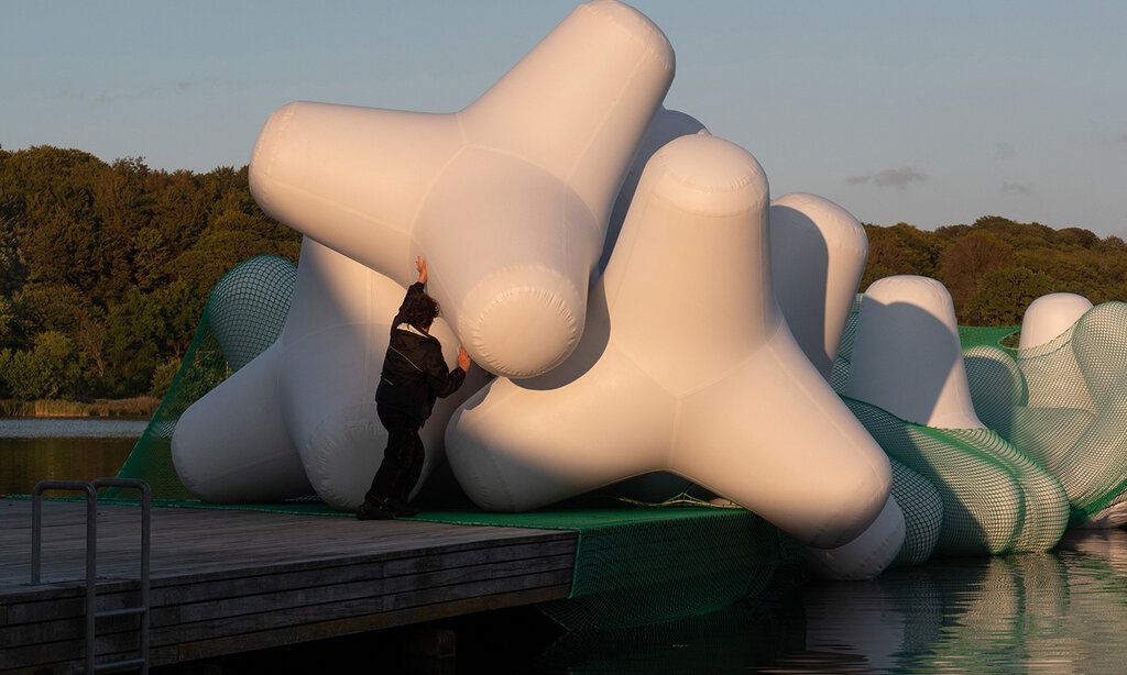 große, künstlerische Gebilde an einem See