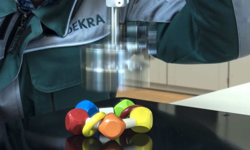 Holzspielzeug wird getestet