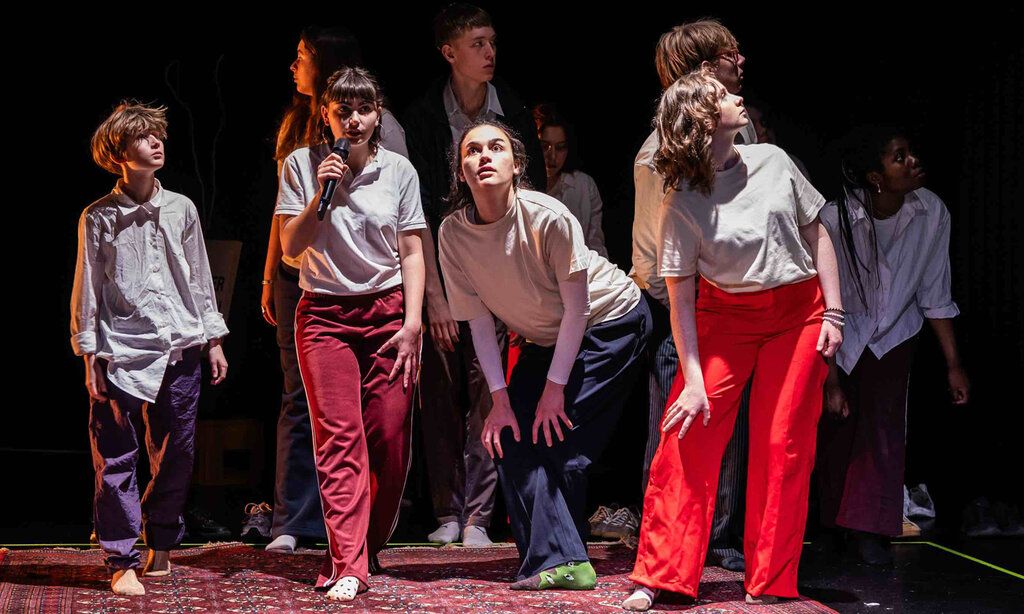 Schauspieler:innen laufen auf der Bühne herum als würden sie etwas suchen