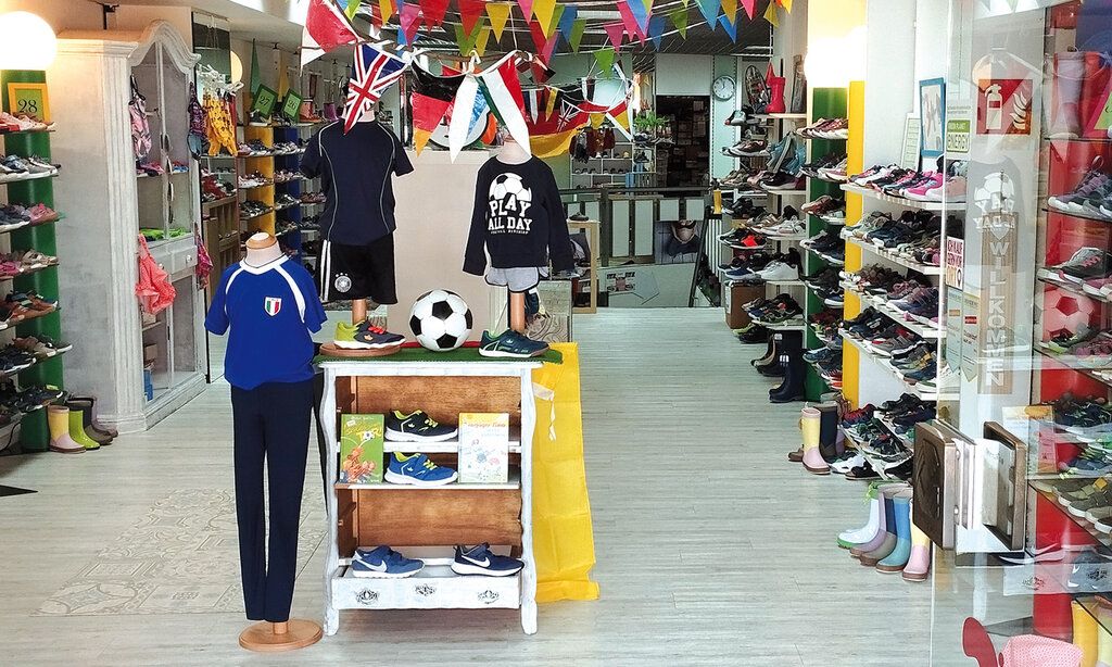 Dengler Schuhgeschäft von innen mit Fußball-Deko