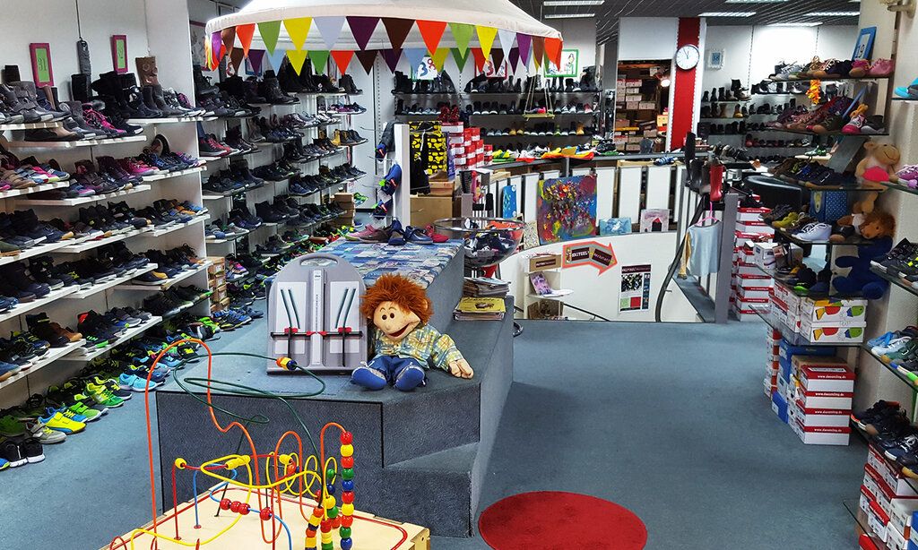 Dengler Schhuhe Verkaufsraum mit Baldachin