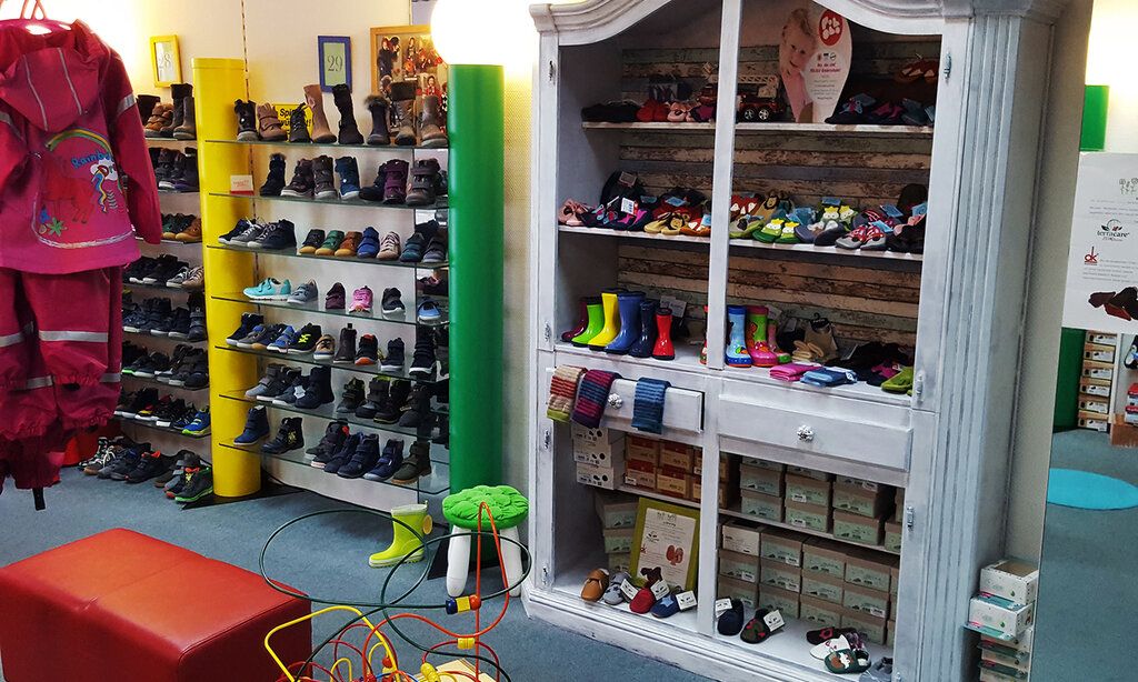 Verkaufsraum Dengler Schuhe mit Regal Detail