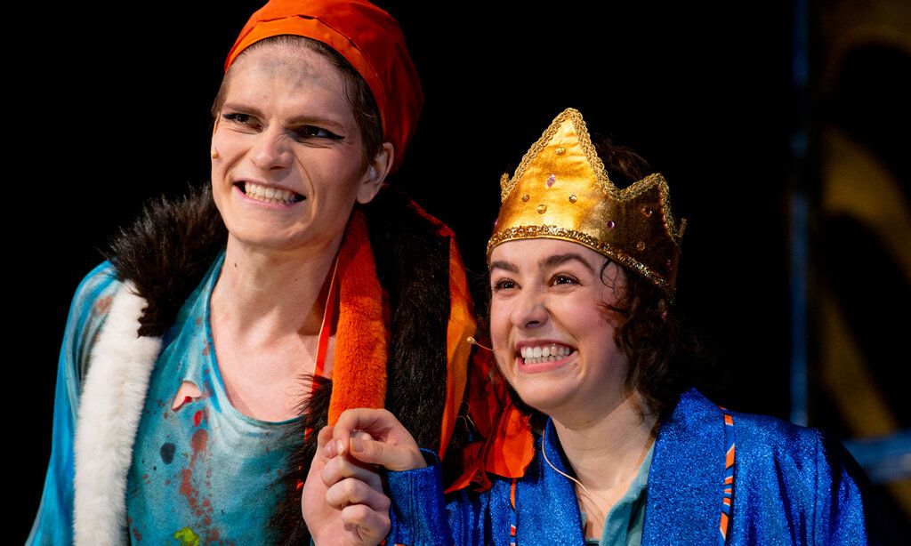 Zwei Schauspielerinnen aus dem Stück „Der gestiefelte Kater“ im Rheinischen Landestheater Neuss