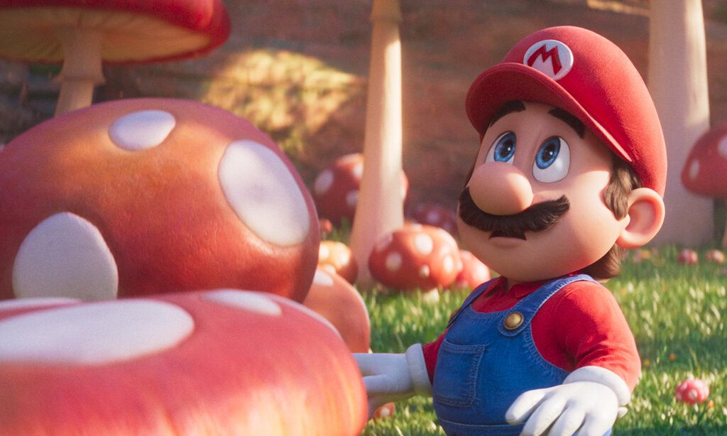 Animationsfigur Super-Mario zwischen Fliegenpilzen