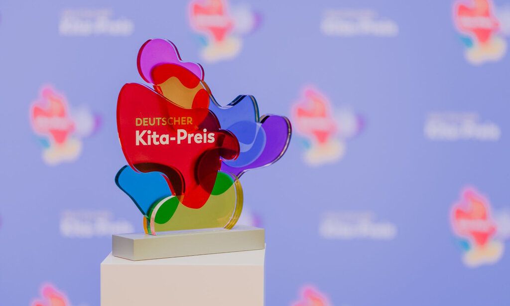 Trophäe des Deutschen Kita Preises aus einem weißen Sockel